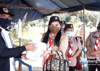 Pramuka Gumas Salurkan Bantuan Untuk Petugas Posko COVID-19 Kecamatan Tewah
