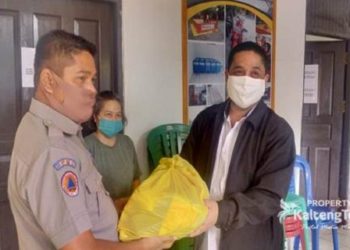 Wali Kota Palangka Raya Serahkan Bantuan Sembako untuk PWI