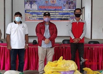 Ketua DPRD Mura Bersama KONI Bagikan 100 Paket Sembako