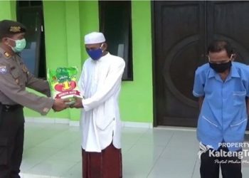 Satbinmas Polres Seruyan Berbagi Beras Untuk Marbot dan Kaum Mesjid