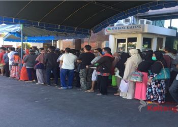 Warga Membeludak Mengantri BLT di Halaman Kantor Bank Kalteng Palangka Raya