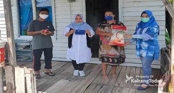 Partai NasDem Kalteng Bagikan Masker dan Sembako Untuk 222 KK di Dua Kelurahan