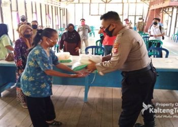 Polsek Kapuas Barat Salurkan Bantuan Sembako