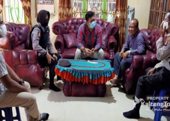 Kapolsek Kapuas Timur Iptu Siti Rabiyatyl A.SH.saat sambangi tokoh agama H Wachid. Djim KT