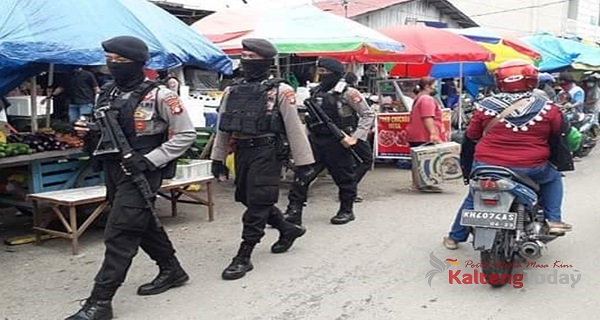 Polisi patroli pasar
