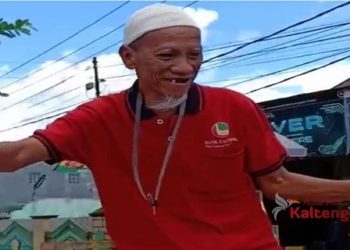 Viral, Seorang Kakek Melaju di Atas Sepada Motor Sambil Berdiri