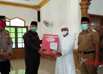 Terapkan "New Normal" Ketua DPRD Mura Berikan 20 Unit Handsprayer Untuk Tempat Ibadah
