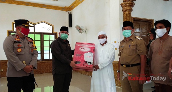 Terapkan "New Normal" Ketua DPRD Mura Berikan 20 Unit Handsprayer Untuk Tempat Ibadah