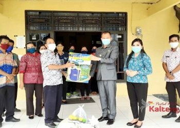 Dukung Program Pertanian, Bupati Gumas Bantu Alat Pertanian dan Pupuk Kandang