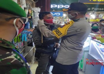 Aparat Cek Kedisiplinan Masyarakat Buntok Gunakan Masker
