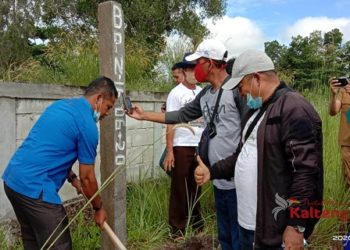 DPRD Kotim, Dampingi Yayasan Pasang Patok Tanah Kuburan Yang Berpolemik