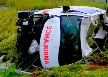 Diduga Tergelincir Karena Hujan, Ambulance Terbalik di Jalan Trans Kalimantan