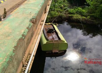 Tabrak Pagar Pembatas Jembatan, Truk Angkut CPO Terjun Ke Sungai