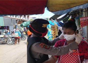 Bagikan Masker Dan Lakukan Imbauan, Polwan Polda Kalteng Blusukan Ke Pasar