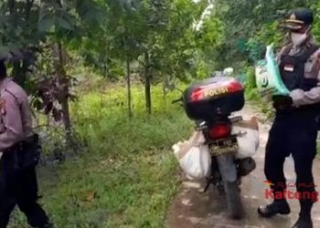 Kapolsek Kapuas Barat Bagikan Sembako Untuk Masyarakat Terdampak Corona