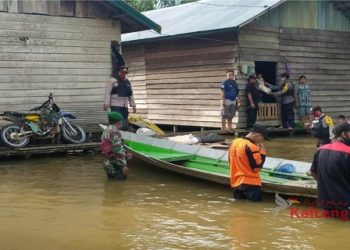 Saat Aparat Harus Berjibaku Menolong Warga Kebanjiran