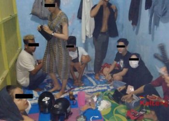 Asik Nenggak Miras Dalam Barak, 6 Pemuda Digaruk Satpol PP