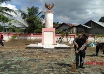 Jelang Hari Bhayangkara, Polsek Hanau Bersihkan Makam Pahlawan