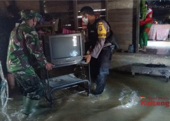 TNI - Polri Bantu Korban Banjir Di Danau Seluluk