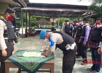Kapolsek Hanau Lakukan Tes Urine Anggotanya