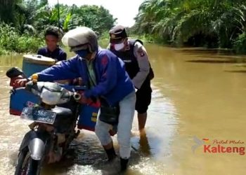 Miris... Warga Desa Di Danau Seluluk Harus Beraktivitas Di Tengah Banjir