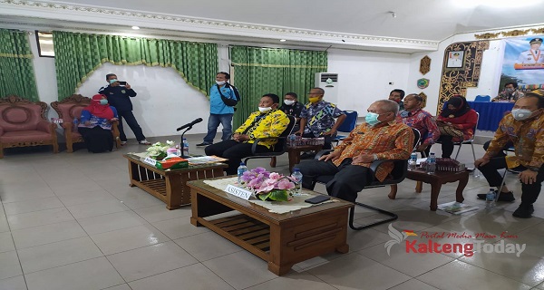 Bupati Pulang Pisau H.Edy Pratowo saat mengikuti Rapat Daring Bersama Menko Perekonomian RI