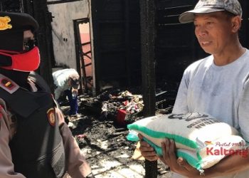 Korban Kebakaran Jalan Irian Terima Bantuan Polwan Dit Samapta Polda Kalteng