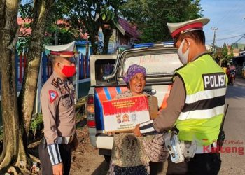 Satlantas Polres Kotim Bagikan 800 Paket Kepada Masyarakat