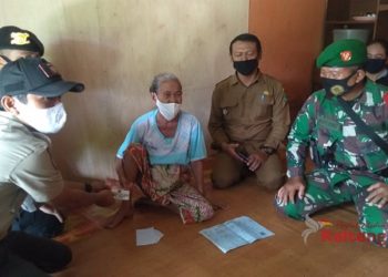 Warga Selat Dalam Dapat Program BLT APBD Kapuas