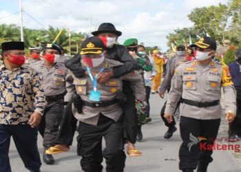 Kabid Humas Polda Kalteng Ini Gendong Kakek 90 Tahun Untuk Ikut Sebuah Kegiatan