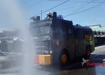 Polda Kalteng Terus Lakukan Penyemprotan Di Pasar Besar Palangka Raya