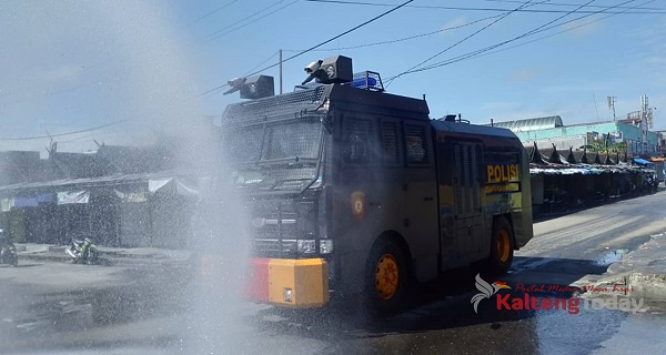 Polda Kalteng Terus Lakukan Penyemprotan Di Pasar Besar Palangka Raya