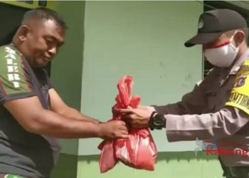 Polsek Hanau Bagikan Panen Ikan Dan Sayur Ke Warga