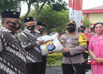 Polda Kalteng Bantu Warakauri dan Warga Kurang Mampu