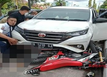 Naik Motor Trail, Pemuda ini Seruduk Mobil Rush
