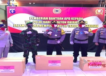 Batalyon Dhira Brata Donasikan 200 APD ke Tim Medis Palangka Raya