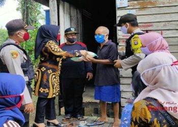 Polsek Hanau Salurkan 100 Kg Beras, Bagi Warga Panimba Raya