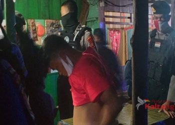 Asik Ngamar Dengan PSK, Pemuda Ini Lari Tunggang Langgang Saat Lihat Mobil Polisi