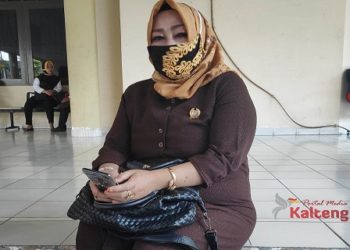 Anggota DPRD Barsel Membagikan Sembako Kepada Masyarakat