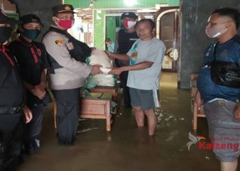 Korban Banjir Dapat Bantuan Beras Dari Polsek Hanau