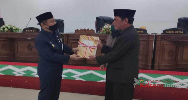 Penyampaian LKPJ Bupati Barsel Eddy Raya Samsuri Dalam Rapat Paripurna DPRD