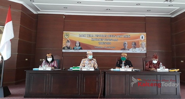 Bupati dan Wabup Gumas Hadiri Raker Pengurus DAD