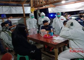 Asik Nongkrong di Cafe, Warga Kaget Di Datangi Petugas Berpakaian APD Lengkap
