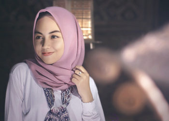 5 Tutorial Hijab Segi Empat Untuk Penampilan Cantik dan Elegan