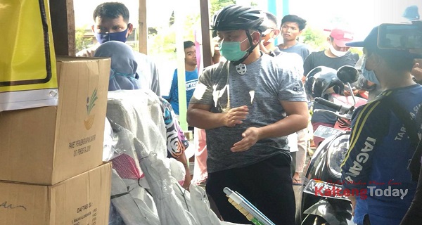 Berikan Buku Sekolah, Pakaian Sekolah, Selimut, Sembako dan Makanan Ringan