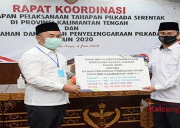 Gubernur Kalteng Serahkan Dana Hibah Pilkada Kepada Penyelenggara
