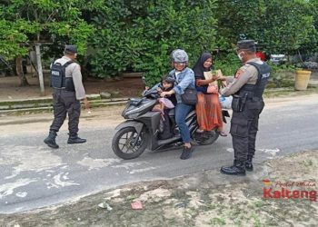 Warga Pembuang Hulu II Terima Hasil Panen Dari Polsek Hanau