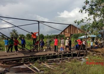 Patungan, Warga Desa Bangun Harja Gotong Royong Rehab Rumah Warga Miskin