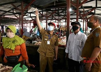 Bupati Seruyan Cek Kondisi Plafon Pasar Saik Yang Rusak