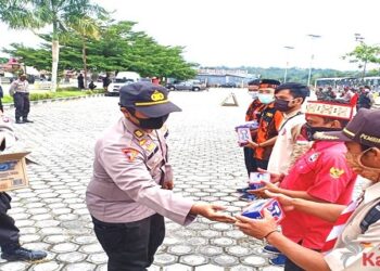 Polres Gumas Bersama Milenial Tangguh Bagikan Ribuan Masker Kepada Masyarakat